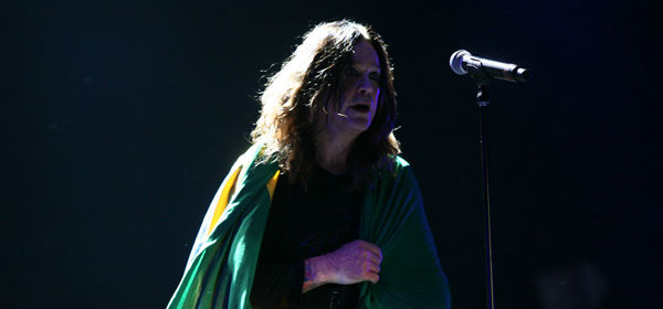 Ozzy mostra bandeira do Brasil em show argentino