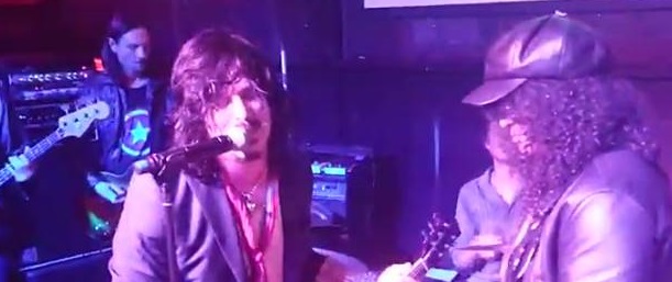 Slash e Gilby Clarke fazem cover dos Beatles