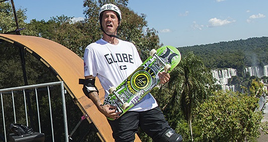 Bob Burnquist faz manobras de skate desafiando um helicóptero