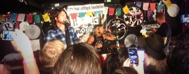 Foo Fighters faz show surpresa em pizzaria