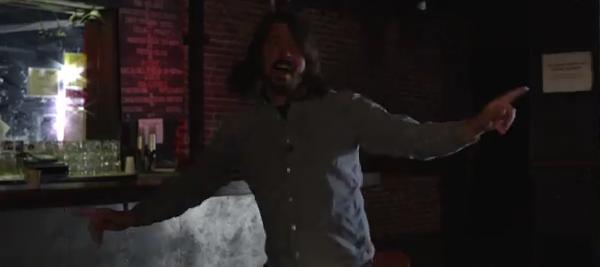 Dave Grohl dança ABBA para comemorar prêmio