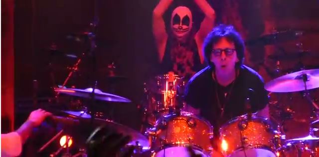 Veja Peter Criss tocando com Rob Zombie