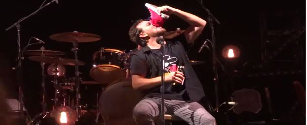 Eddie Vedder bebe vinho em tênis de fã