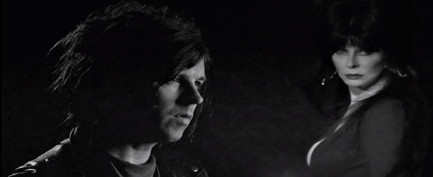 Ryan Adams faz música ao lado de “Rainha das Trevas”