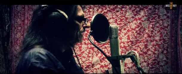 Curta Alice Cooper fazendo cover de Eleanor Rigby