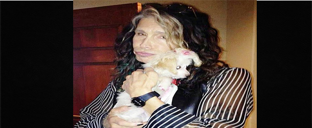 Steven Tyler faz apresentação beneficente