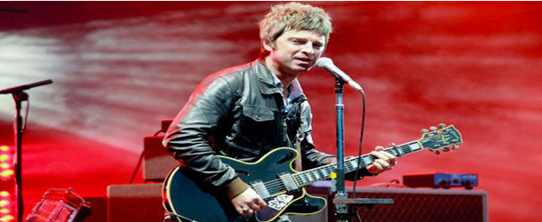 Noel Gallagher toca clássico do Oasis