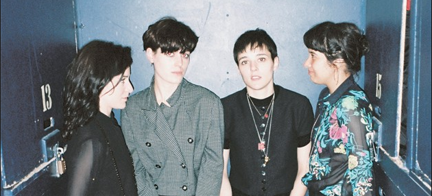 Savages canta single inédito