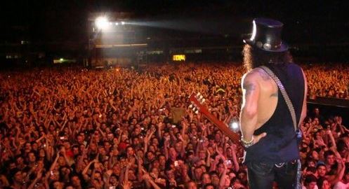 Slash toca Guns ao lado de Duff McKagan e Gilby Clarke