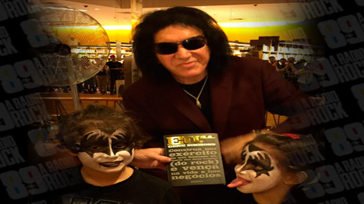 Gene Simmons se emociona com carinho de fãs em livraria