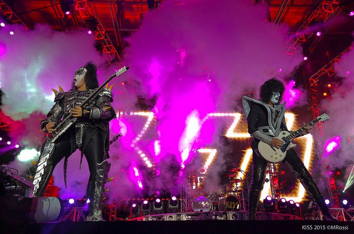 Kiss inicia no Canadá sua turnê de despedida. Veja vídeos!