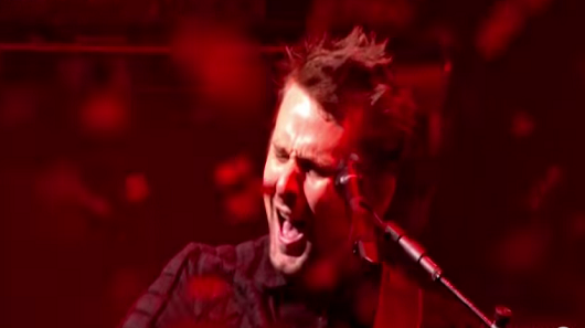 Veja a performance do Muse em “Mercy”