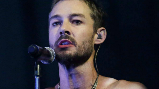 Daniel Johns, do Silverchair, vai para clínica de reabilitação após se envolver em acidente de carro