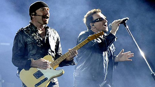 Guitarrista do U2, The Edge, cai do palco em 1° show de turnê