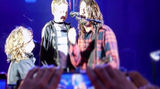 Menino de 8 anos canta com Foo Fighters em show