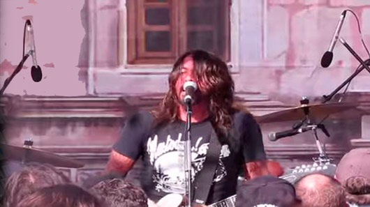 Dave Grohl e amigos de Foo Fighters fazem show surpresa em feira