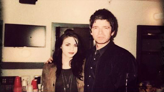 Filha de Kurt Cobain tira foto com ídolo Noel Gallagher