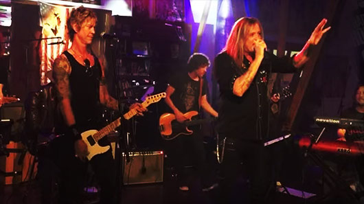 Veja Sebastian Bach e Duff McKagan tocando “Patience”