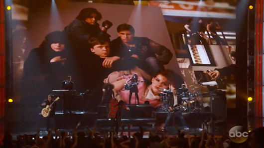 Veja Simple Minds tocando  o hit   “Don´t  You (Forget About Me)” no Billboard Music Awards