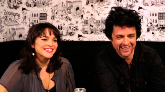 Billie Joe Armstrong e Norah Jones fazem show surpresa em NY