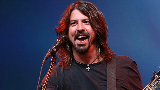 Dave Grohl aparece nas ruas de Londres após queda em show