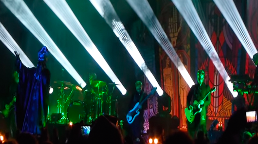 Ghost toca nova música em show