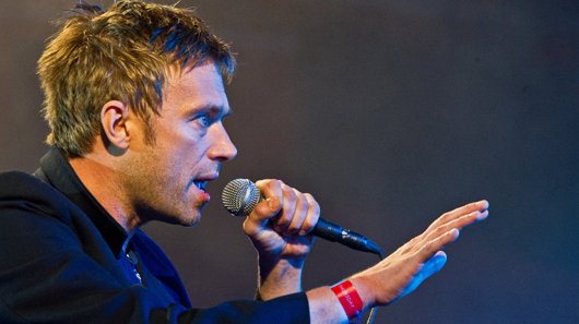 Damon Albarn, do Blur, é retirado do palco após cinco horas de show