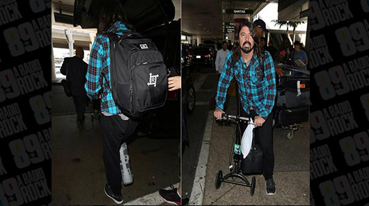 Dave Grohl roda os Estados Unidos usando mochila dos Raimundos