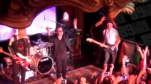 Integrantes do U2 aparecem de surpresa em show de banda cover