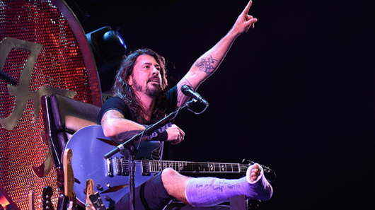 Dave Grohl convida ortopedista para tocar “Seven Nation Army” em show