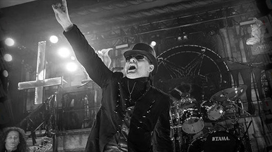 King Diamond é forçado a se apresentar sem maquiagem