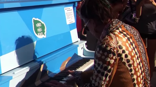 Steven Tyler toca “Dream On” em piano na rua