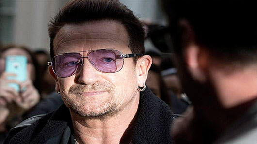 Vídeo: U2 toca para bombeiros que trabalharam no incêndio da Grenfell Tower