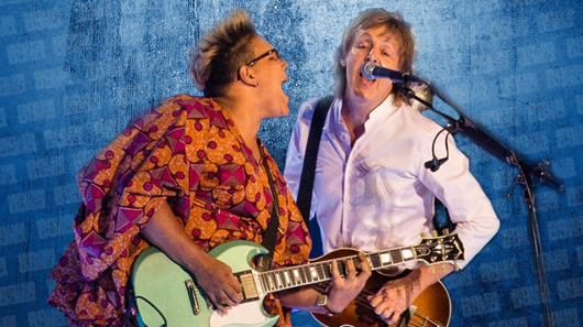 Veja Paul McCartney e Brittany Howard cantando “Get Back” dos Beatles