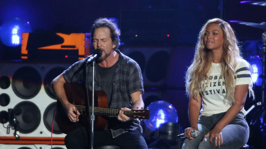 Eddie Vedder e Beyoncé fazem dueto em música de Bob Marley