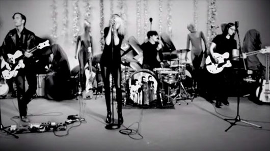 The Dead Weather: performance ao vivo de “I Feel Love (Every Million Miles)”