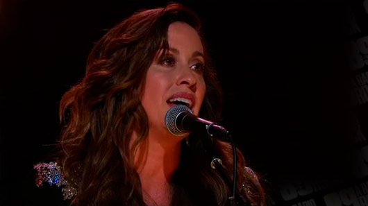 Alanis Morissette apresenta versão acústica de “Head Over Feet”