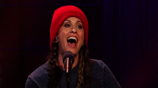 Alanis Morissette atualiza letra de “Ironic”