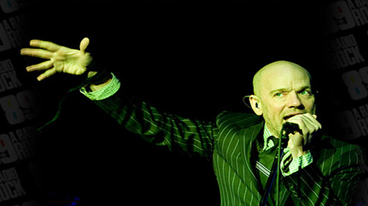 Michael Stipe retorna aos palcos e canta “Imagine”