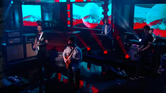 Foals apresenta novo single em programa de TV