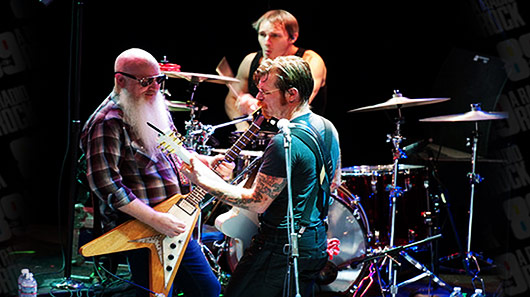 Eagles of Death Metal fazem 1º show desde massacre em Paris