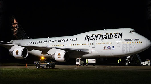 Veja avião do Iron Maiden pousando em solo britânico