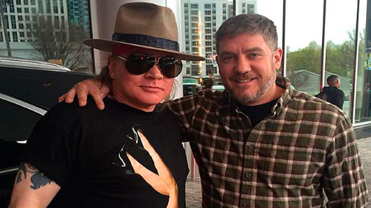 Fã que tirou foto com Axl Rose em Atlanta revela o que ouviu dele: “Guns N´Roses fará uma turnê mundial”