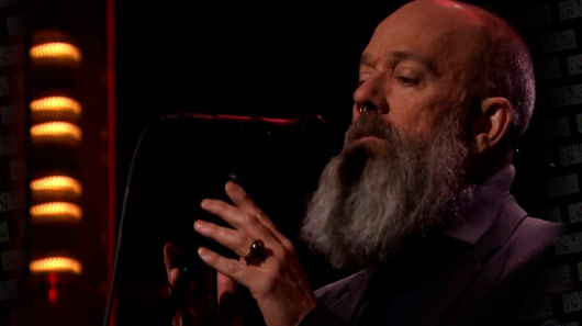 Veja Michael Stipe cantando o clássico “The Man Who Sold The World”