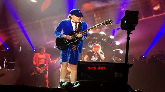 Veja Angus Young em participação especial no show do Guns N´Roses