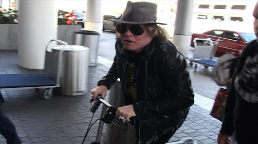 Axl Rose fala pela primeira vez com a imprensa sobre o AC/DC