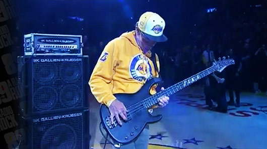 Flea faz performance especial no jogo de despedida de Kobe Bryant