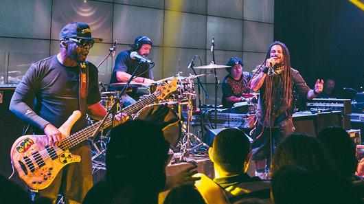 89 acompanha show da banda O Rappa em Nova York