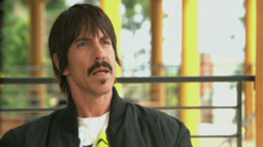 Anthony Kiedis fala sobre o novo single “Dark Necessities”