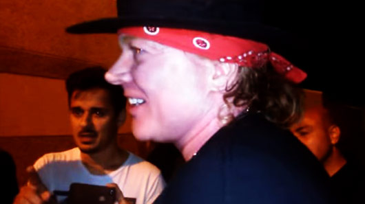 Veja como foi o encontro de Axl Rose com fãs, depois de ensaiar com o AC/DC